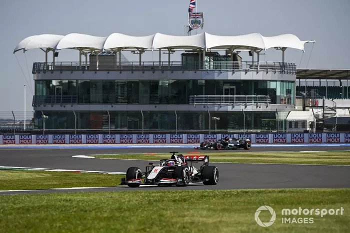 Romain Grosjean, Haas VF-20, Lewis Hamilton, Mercedes F1 W11