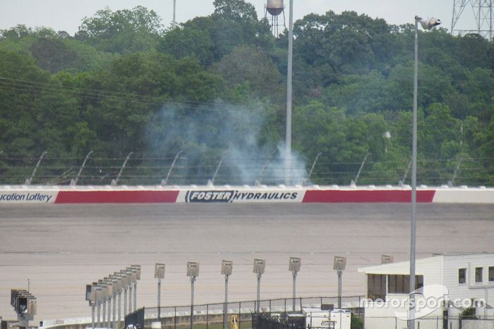 Fuego de hierba detrás de las curvas 1 y 2