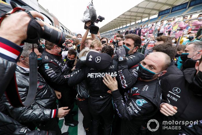 Ganador y campeón mundial Lewis Hamilton, Mercedes-AMG F1, celebra con el equipo Mercedes en Parc Ferme