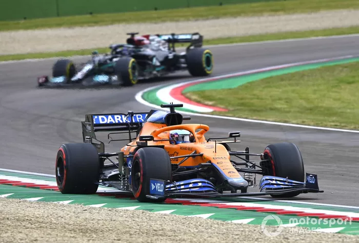 Daniel Ricciardo, McLaren MCL35M, Lewis Hamilton, Mercedes W12