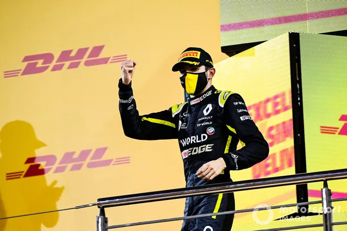 Esteban Ocon, Renault F1, 2ª posición, celebra en el podio