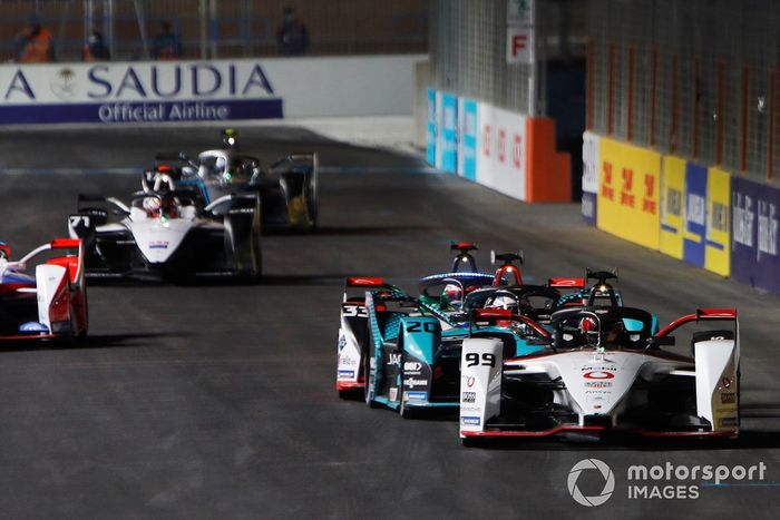 Pascal Wehrlein, Tag Heuer Porsche, Porsche 99X Electric, por delante de Mitch Evans, Panasonic Jaguar Racing, Jaguar I-Type 5, y Rene Rast, Audi Sport ABT Schaeffler, Audi e-tron FE07