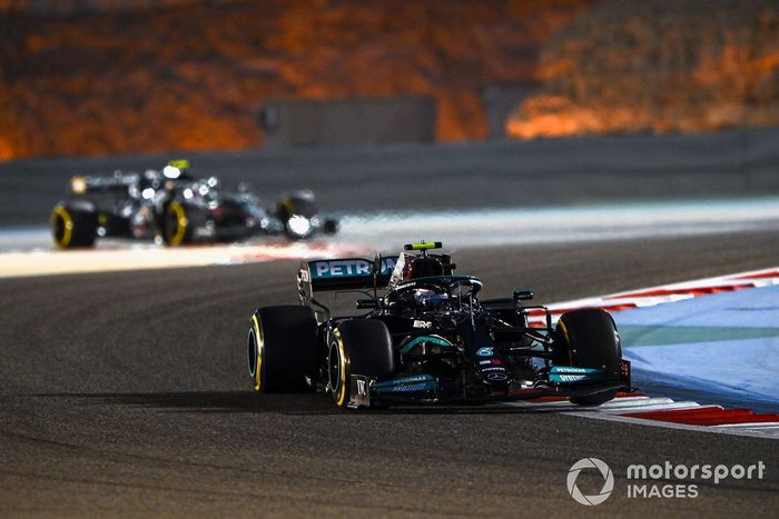 Valtteri Bottas, Mercedes W12, Sebastian Vettel, Aston Martin AMR21