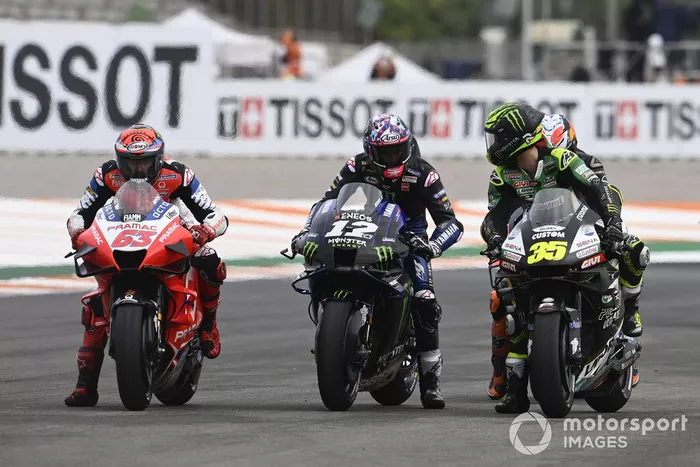 Cal Crutchlow, Team LCR Honda, Maverick Vinales, Yamaha Factory Racing practican la salida
