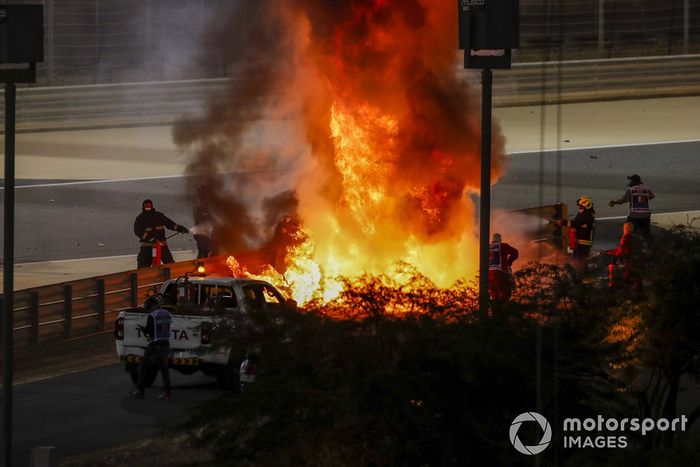 Oficiales de pista apagan el fuego del monoplaza de Romain Grosjean, Haas VF-20