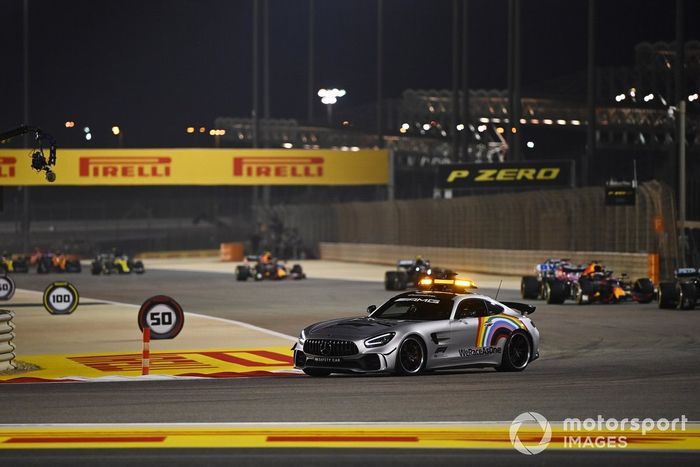 Safety car Lewis Hamilton, Mercedes F1 W11 y Max Verstappen, Red Bull Racing RB16 