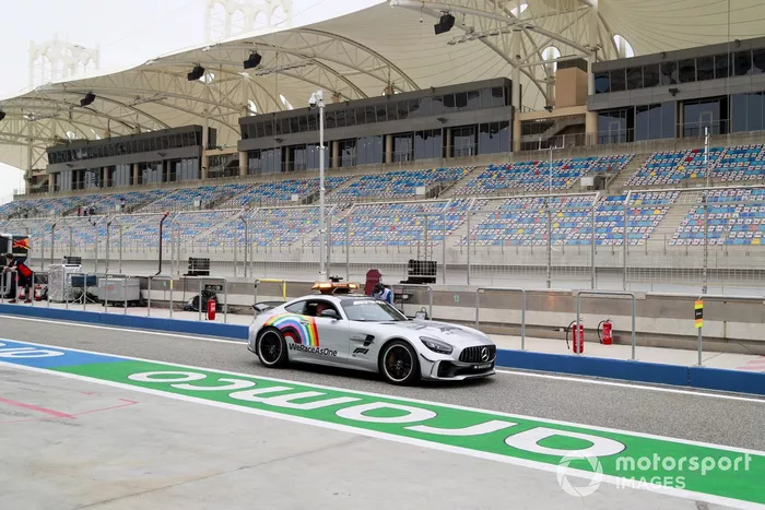 EL Safety Car en el pit lane