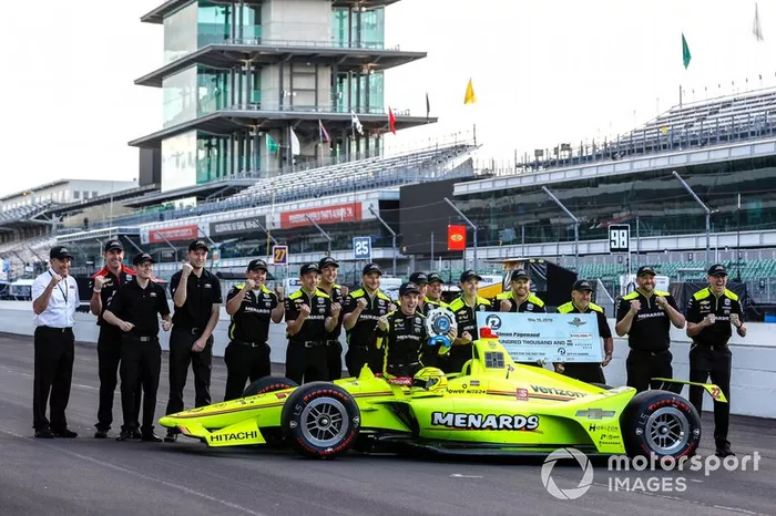 Premio NTT P1 y ganador de la pole Simon Pagenaud, el equipo Penske Chevrolet posa con su equipo para las fotos de primera fila.