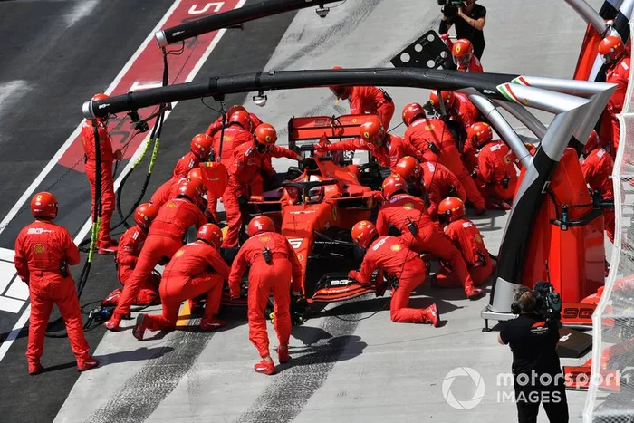 Sebastian Vettel, Ferrari SF90, en el pit stop