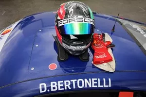 Il casco sulla Porsche di Diego Bertonelli, Dinamic Motorsport