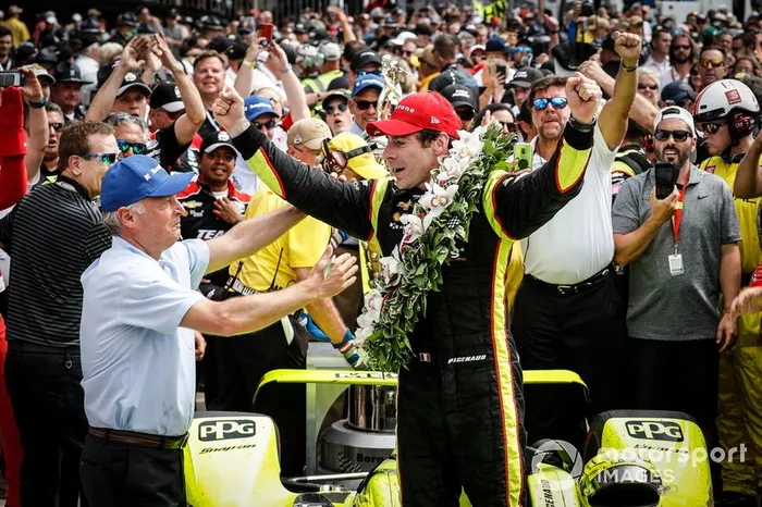 Simon Pagenaud, Team Penske Chevrolet, en el Victory Lane