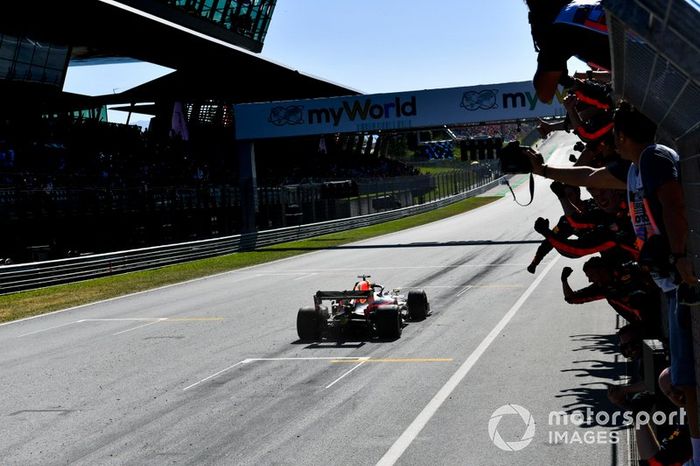 Verstappen y Red Bull celebran la victoria