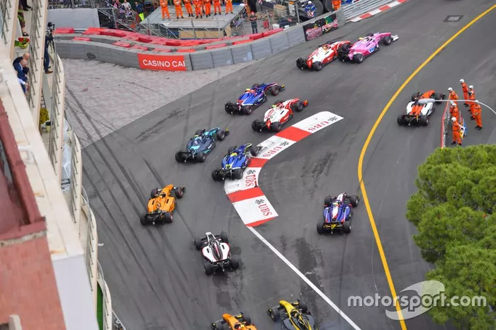Sergio Sette Camara, Dams, Anthoine Hubert, Arden and Mick Schumacher, Prema Racing  al principio, mientras Artem Markelov, MP Motorsport corta la chicane