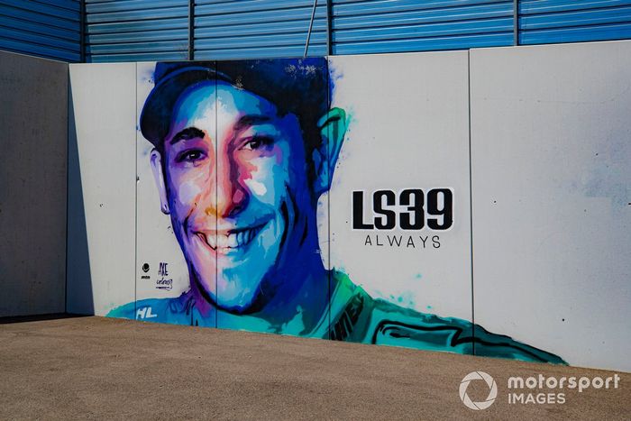 Homenaje a Luis Salom 39 en una barda del circuito