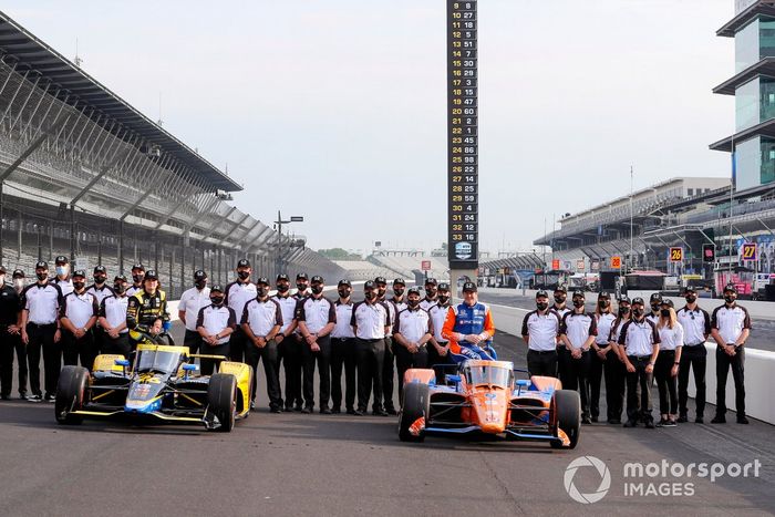 Los pilotos de la primera fila, Scott Dixon (ganador de la pole), de Chip Ganassi Racing Honda, y Colton Herta, de Andretti Autosport Honda, posan para las fotos con el personal de ingeniería de Honda