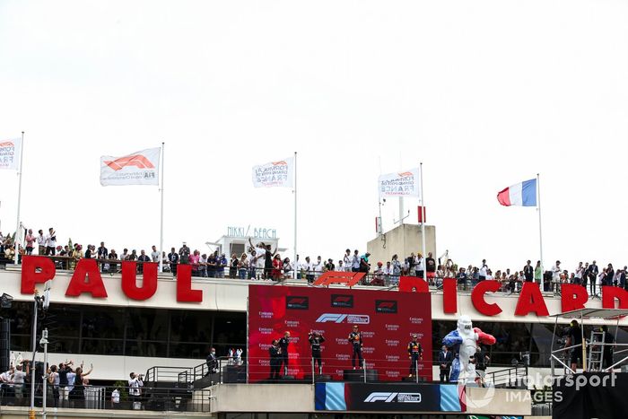 Podio: tercer lugar Sergio Pérez, Red Bull Racing, ganador de la carrera Max Verstappen, Red Bull Racing,  segundo lugar Lewis Hamilton, Mercedes