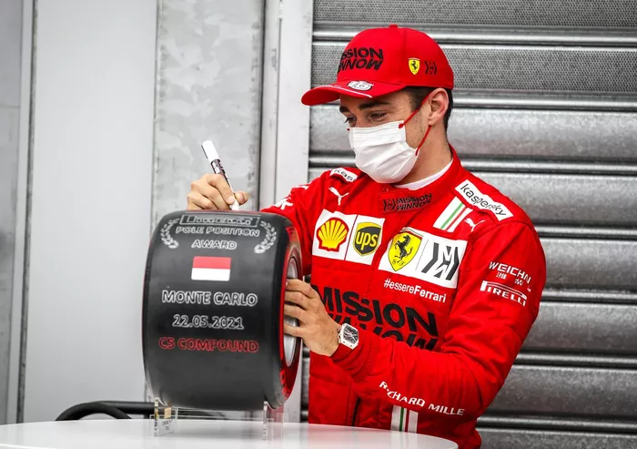 Charles Leclerc, Ferrari, con el premio Pirelli Pole Position