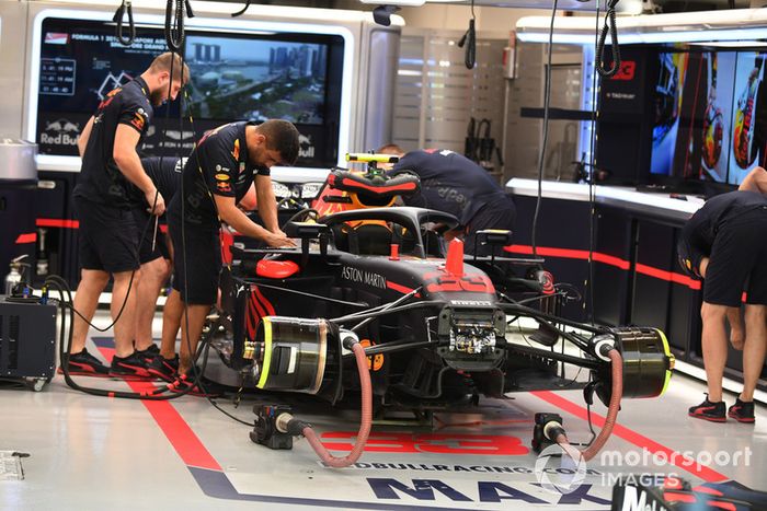 El coche de Max Verstappen, Red Bull Racing RB14 en el garaje