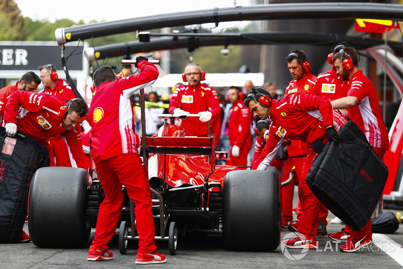 Kimi Raikkonen, Ferrari SF71H, aux stands