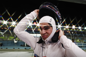 Lance Stroll, Williams Racing met son casque dans le garage