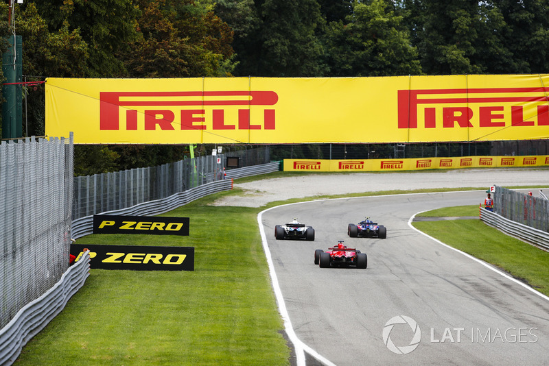 Pierre Gasly, Toro Rosso STR13, leads Sergey Sirotkin, Williams FW41, and Sebastian Vettel, Ferrari SF71H