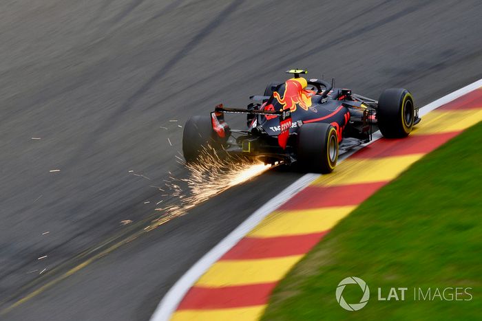 Max Verstappen, Red Bull Racing RB14 chispas