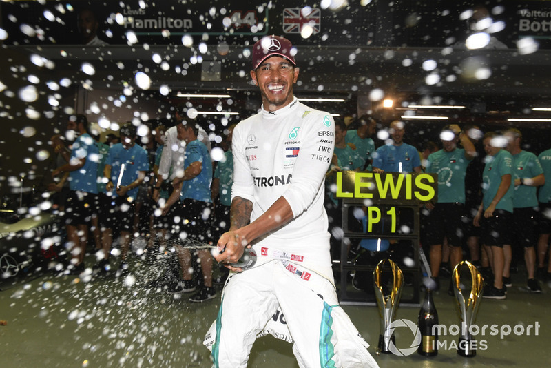 Lewis Hamilton, Mercedes AMG F1, świętuje z szampanem i zespołem