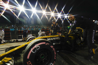 Carlos Sainz Jr., Renault Sport F1 Team R.S. 18, arrive sur la grille