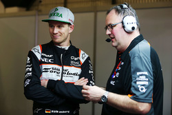 Nico Hulkenberg, Sahara Force India F1 con Tom McCullough, Sahara Force India F1 Team Jefe de Ingeni