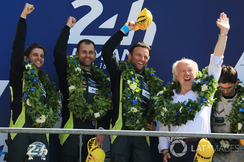 Mas o Brasil venceu na GTE Pro. Junto com Darren Turner e Jonathan Adam, Daniel Serra, venceu a prova a bordo do Aston Martin #97.