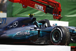 La voiture de Valtteri Bottas, Mercedes AMG F1 W08 sur un camion après son problème moteur