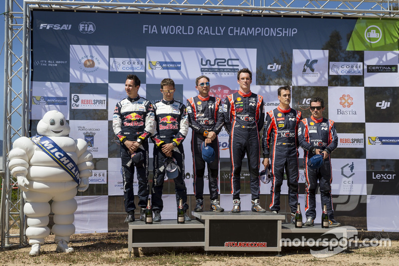 Podium : les vainqueurs Thierry Neuville, Nicolas Gilsoul, Hyundai i20 Coupe WRC, Hyundai Motorsport, les deuxièmes Sébastien Ogier, Julien Ingrassia, M-Sport, Ford Fiesta WRC, les troisièmes Dani Sordo, Marc Marti, Hyundai Motorsport, Hyundai i20 Coupe WRC