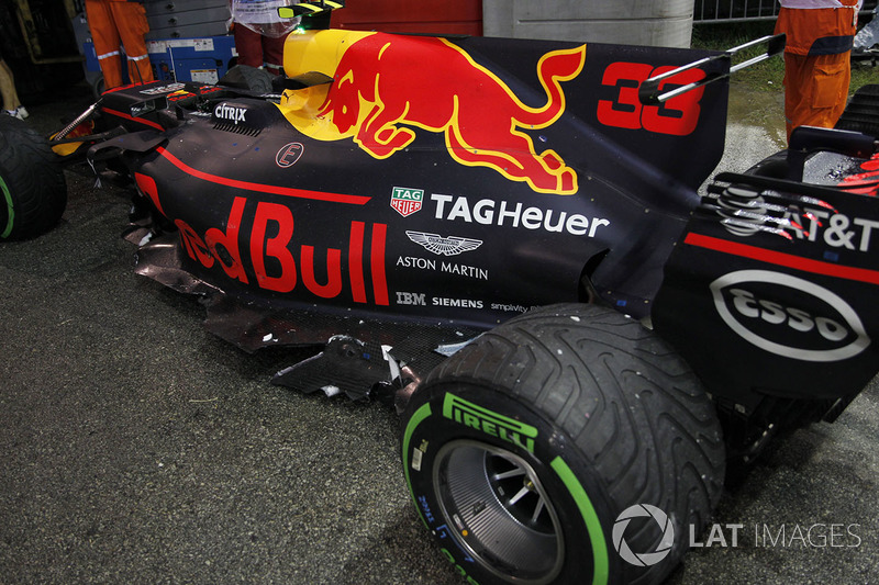 Kimi Raikkonen, Ferrari SF70H, Max Verstappen, Red Bull Racing RB13 ve Sebastian Vettel, Ferrari SF70H ilk tur kaza