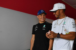 Valtteri Bottas, Mercedes AMG F1 W08 et Lewis Hamilton, Mercedes AMG F1 W08