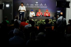 Matteo Bonciani, delegado de medios de la FIA, Valtteri Bottas, Mercedes AMG F1 W08, ganador de la p