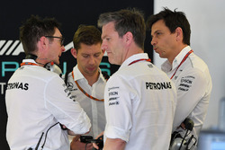 Енді Шовлін, інженер Mercedes AMG F1 W08, Джеймс Аллісон, технічний директор Mercedes AMG F1 W08, То