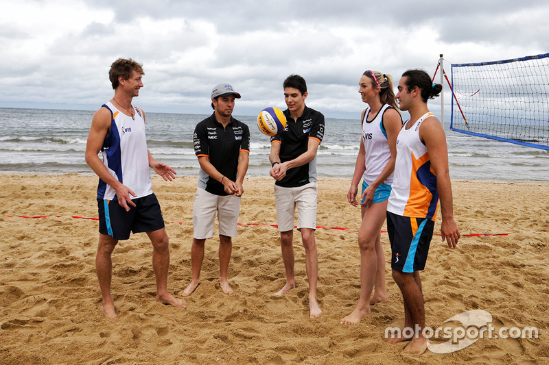 Sergio Pérez, Sahara Force India F1 y Esteban Ocon, Sahara Force India F1 juegan voleibol en la playa de Brighton con Tamsin Hinchley, jugadora de voleibol