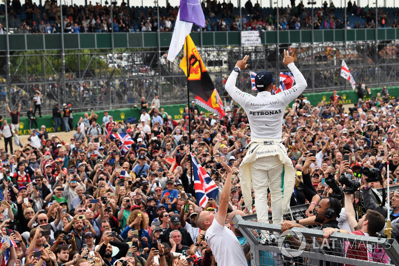 Ganador de la carrera Lewis Hamilton, Mercedes AMG F1 celebra con los fans