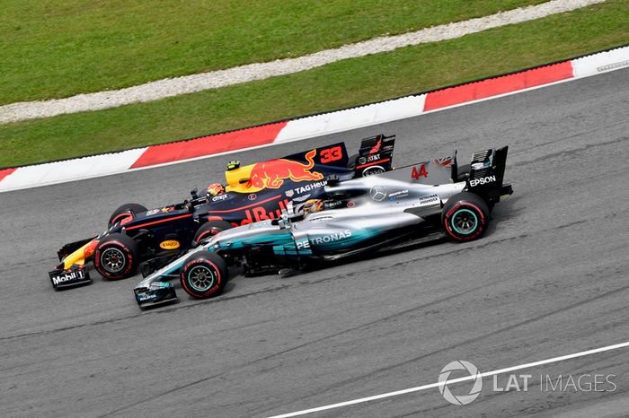 Max Verstappen adelanta a Lewis Hamilton en Malasia