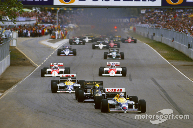 Nigel Mansell, Williams FW11 Honda leads the field on the warm up lap