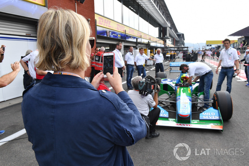 Sabine Kehm prend une photo de Mick Schumacher, Benetton B194