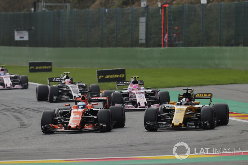 Fernando Alonso, McLaren MCL32, in gevecht met Nico Hülkenberg, Renault Sport F1 Team RS17