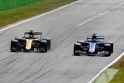 Jolyon Palmer, Renault Sport F1 Team RS17, battles, Pascal Wehrlein, Sauber C36-Ferrari