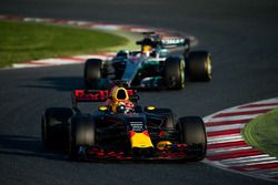 Max Verstappen, Red Bull Racing RB13 y Lewis Hamilton, Mercedes AMG F1 W08