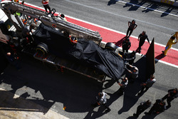 The McLaren MCL32 Фернандо Алонсо повертають у бокси