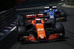 Дженсон Баттон, McLaren MCL32, Паскаль Верляйн, Sauber C36-Ferrari