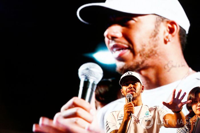 Lewis Hamilton, Mercedes AMG F1, frente al escenario F1 con los fans en la  fanzone