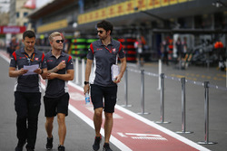Kevin Magnussen, Haas F1 Team VF-17, se prépare pour une reconnaissance de piste