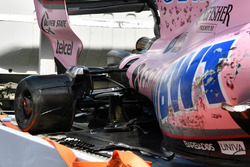 La voiture endommagée de Sergio Perez, Sahara Force India VJM10 est ramenée