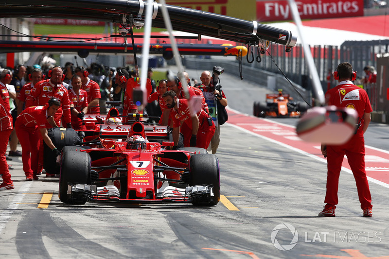 Kimi Raikkonen, Ferrari SF70H, en los pits